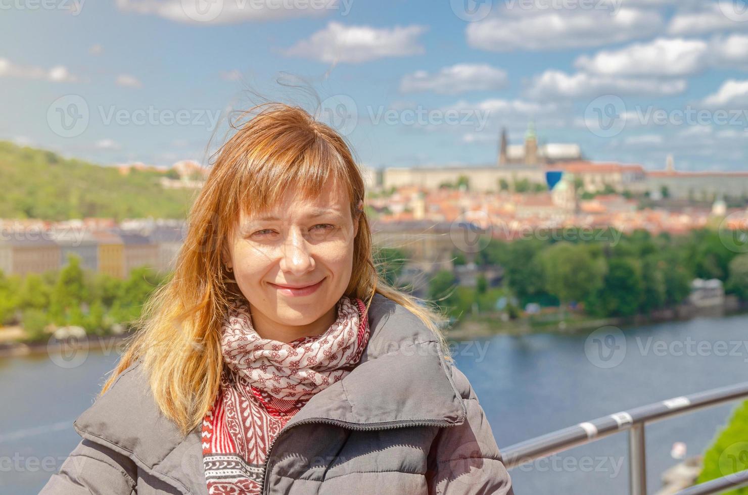 ritratto del primo piano del turista della ragazza che esamina macchina fotografica e sorriso foto