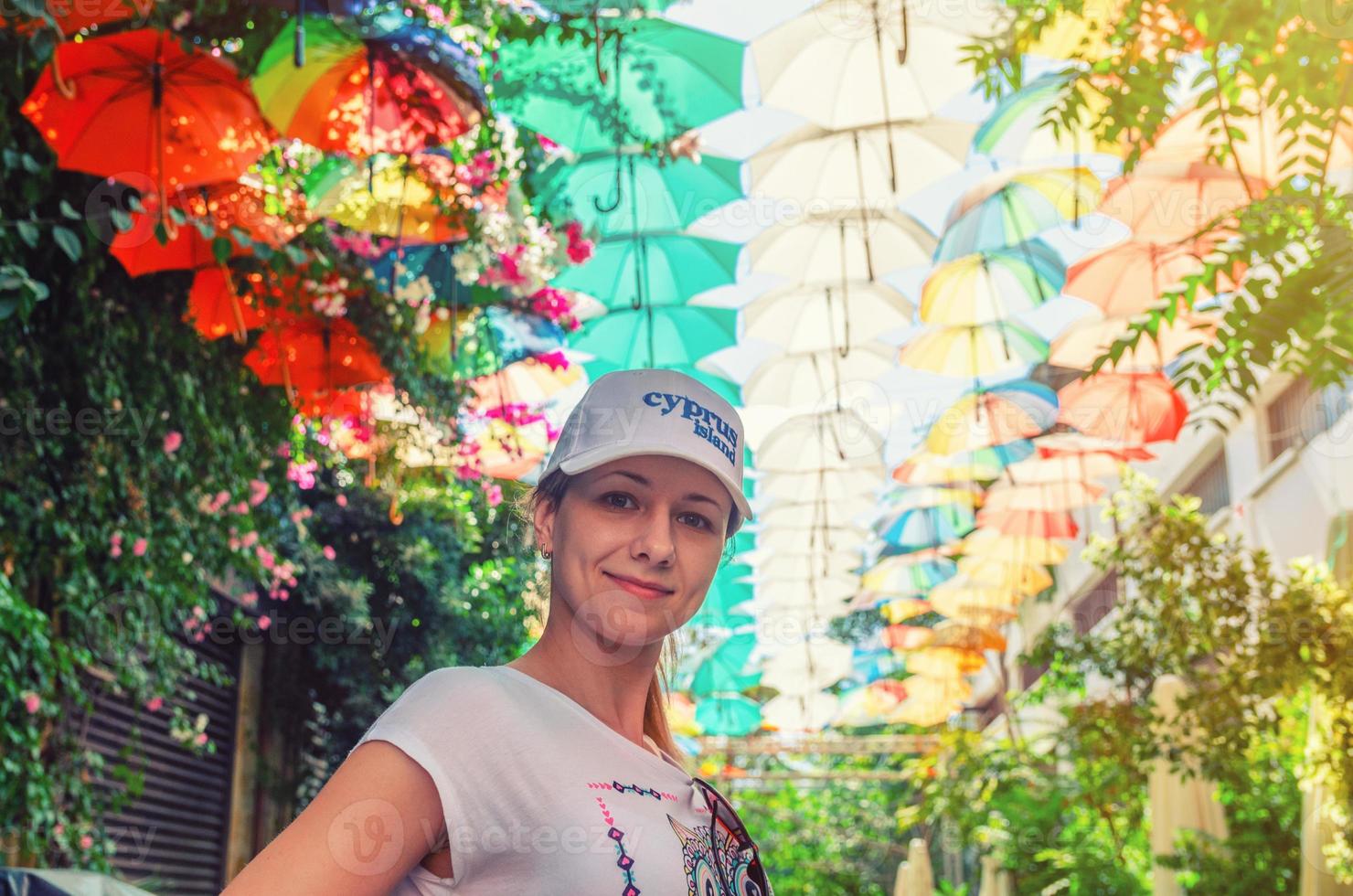 giovane donna bella viaggiatore con cappuccio bianco che guarda l'obbiettivo foto