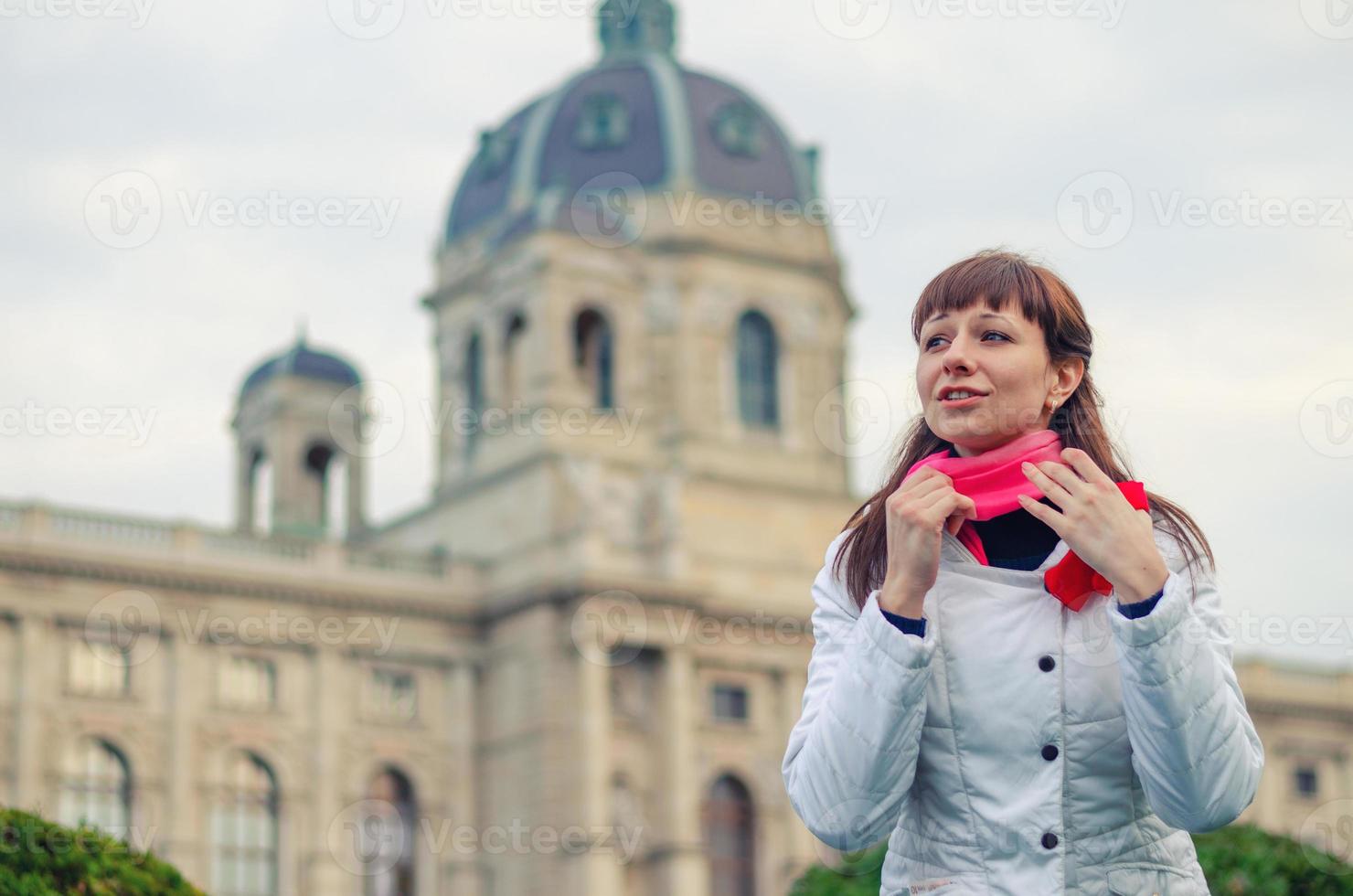 la giovane viaggiatrice con giacca bianca raddrizza la sciarpa rossa e distoglie lo sguardo, museo kunsthistorisches foto