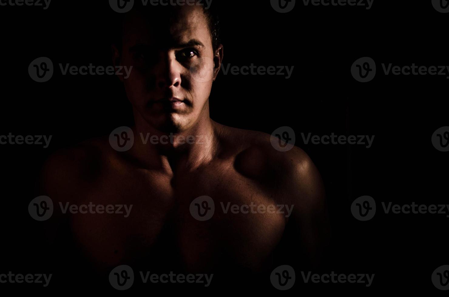 Ritratto ravvicinato di giovane bodybuilder maschio nudo muscoloso senza camicia con corpo atletico foto