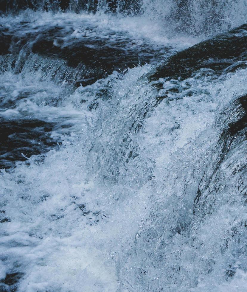 mini cascata d'acqua impetuosa foto