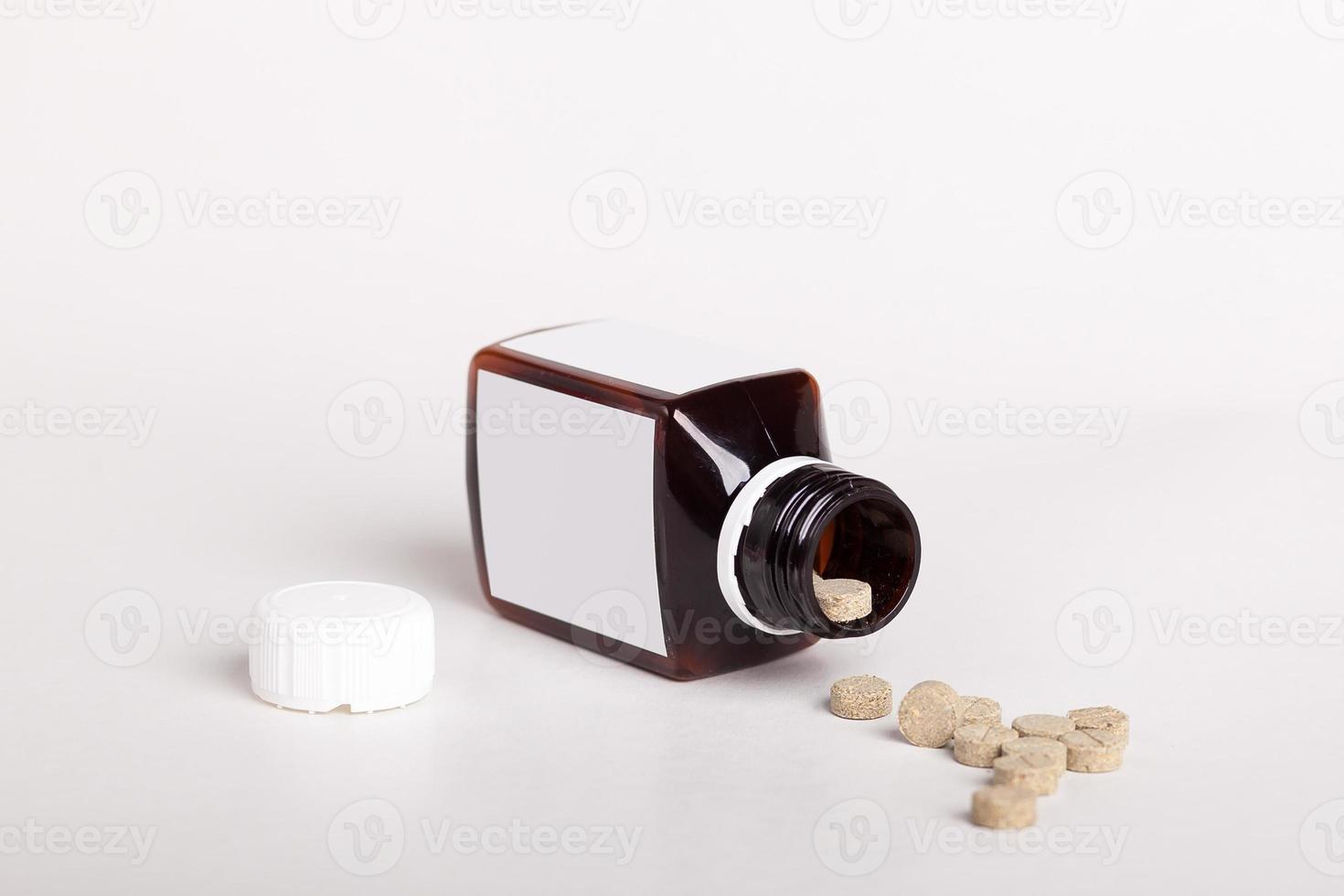scatola di pillole bianca. bottiglie di plastica. mock-up di scatola di farmaci. cartone bianco medico. modello. bottiglia di pillole foto