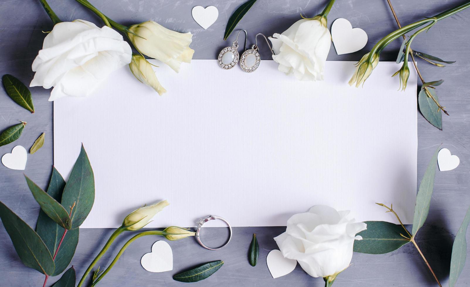 spazio di copia su carta bianca. cornice con fiori. nastro di seta. sfondo grigio. bouquet semplice. biglietto d'auguri. foto