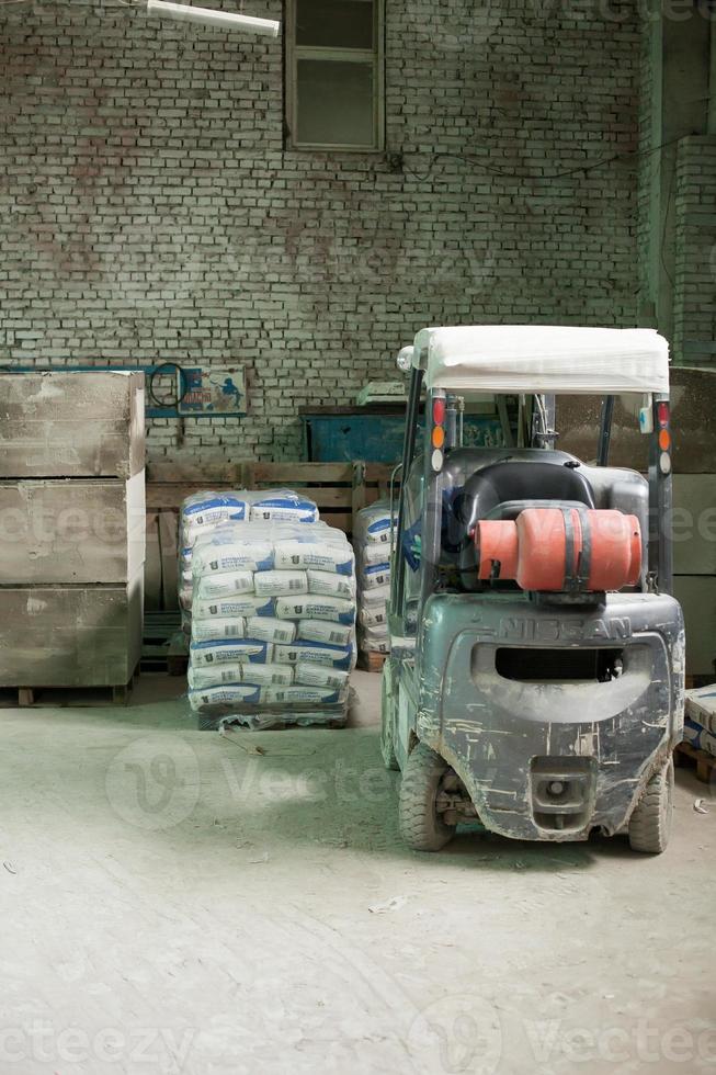 produzione di blocchi di cemento espanso. mattone da costruzione leggero. blocco di gesso leggero schiumato. foto