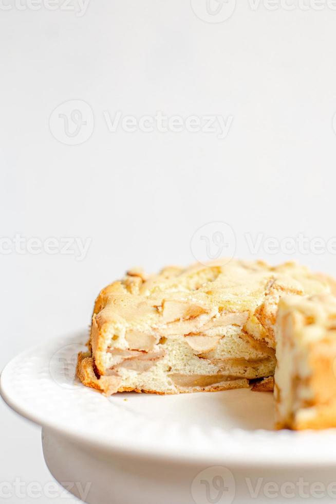 Charlotte di torta di mele biologica fatta in casa. torta di mele del calzolaio sul piatto bianco. foto