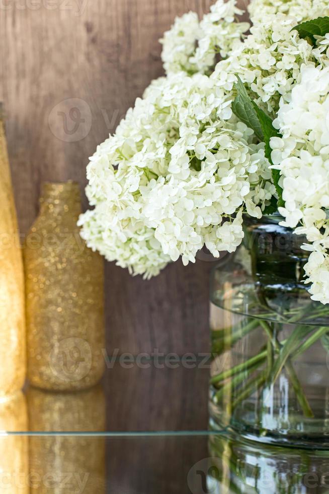 vino rosato in bicchieri. bottiglia di vino rosato con fiori sullo sfondo. prosecco. foto