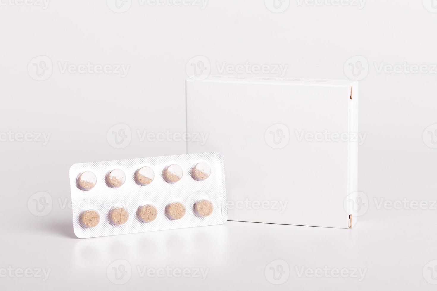 scatola di pillole bianca. bottiglie di plastica. mock-up di scatola di farmaci. cartone bianco medico. modello. bottiglia di pillole foto