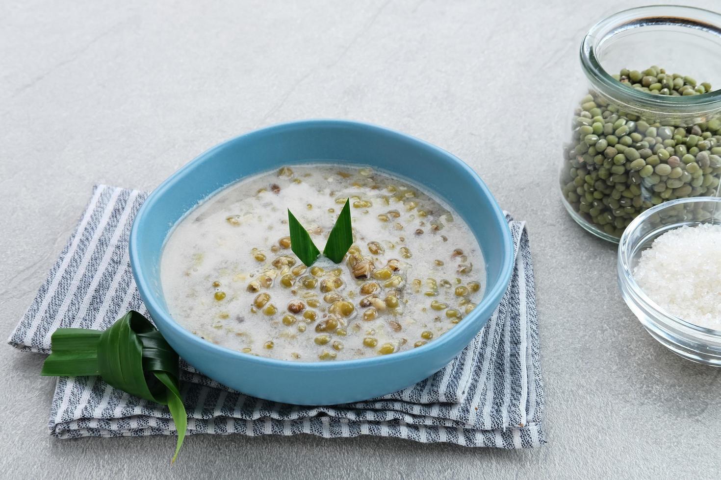 porridge di fagioli mung o bubur kacang hijau, porridge indonesiano di fagioli mung con latte di cocco, foglia di pandan e zenzero. servito in ciotola. foto