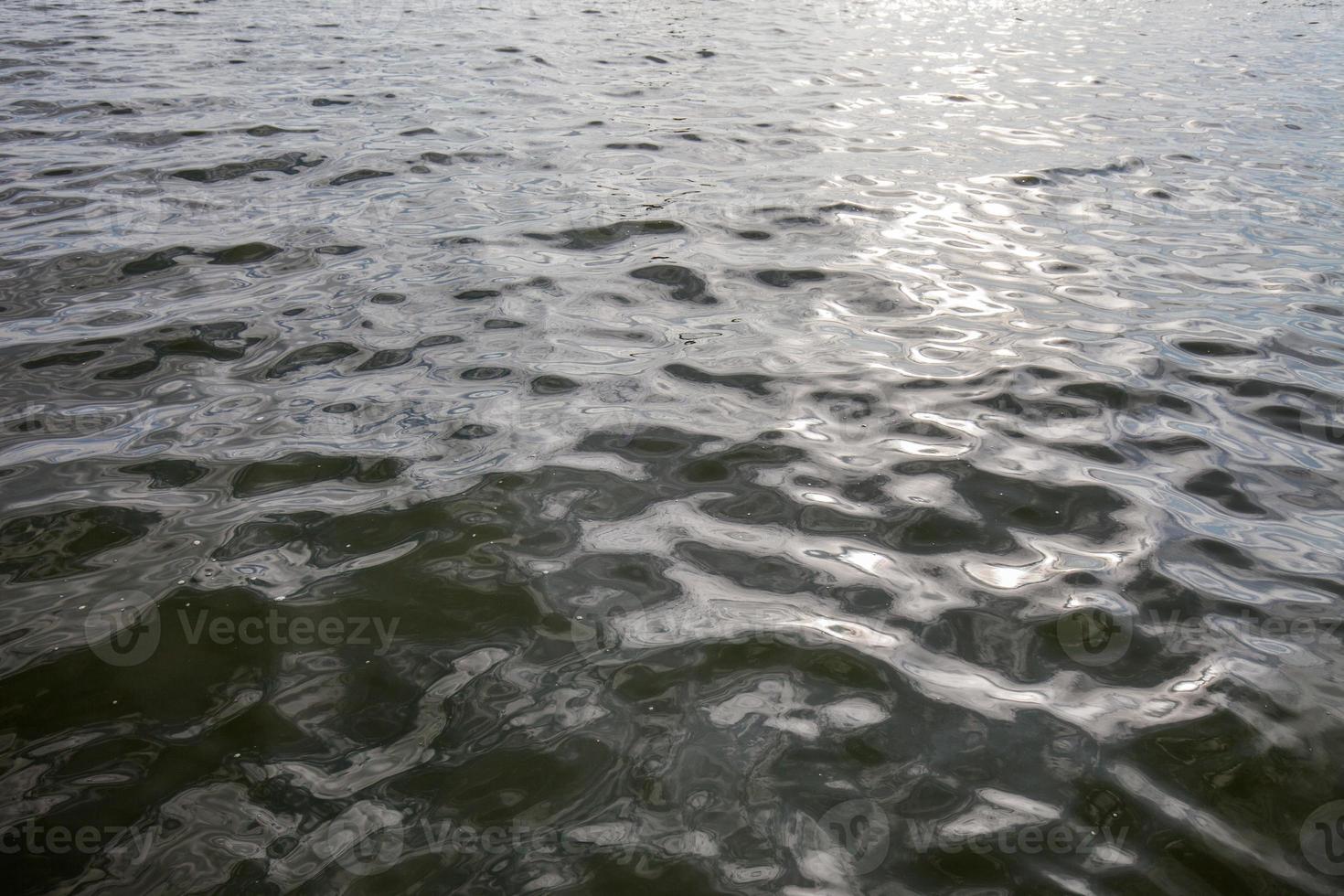 l'effetto delle onde d'acqua del fiume foto