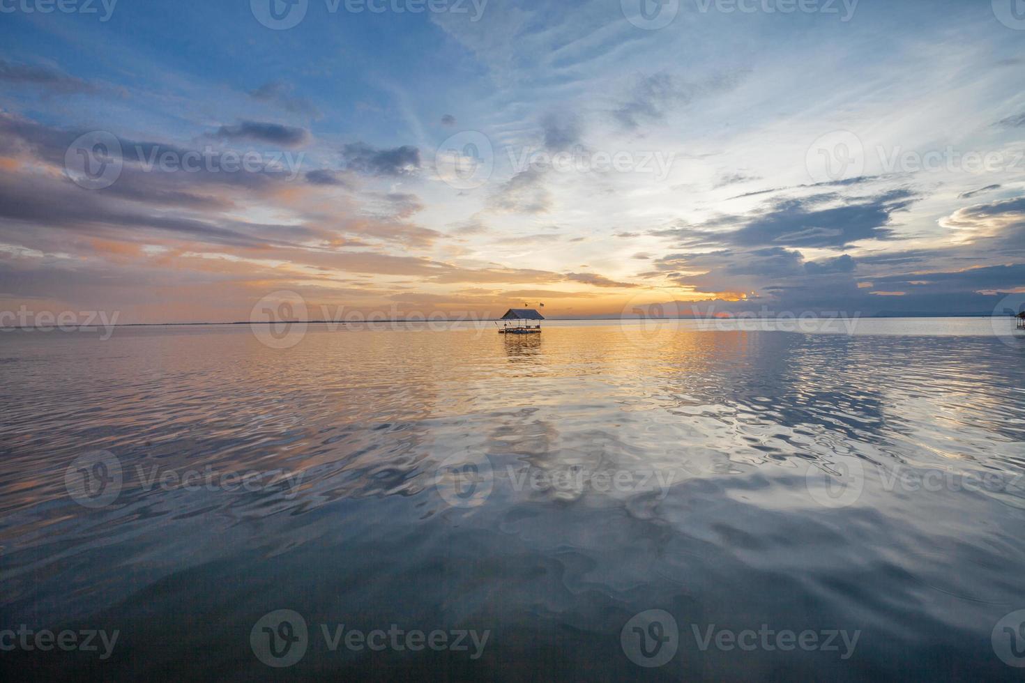 tramonto cielo colorato e nuvolosità foto