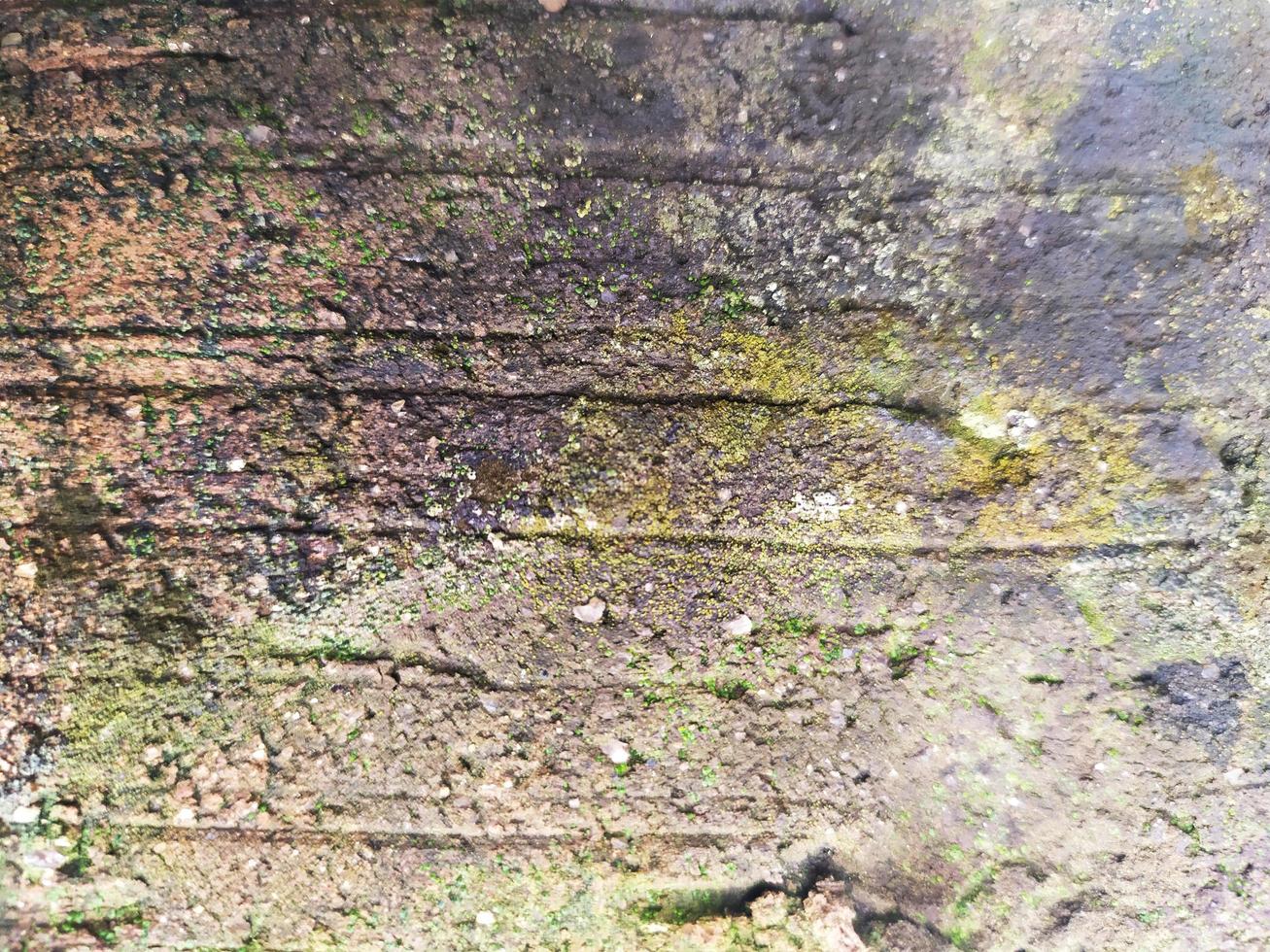 vecchio fondo della parete del cemento di lerciume con il modello della crepa foto