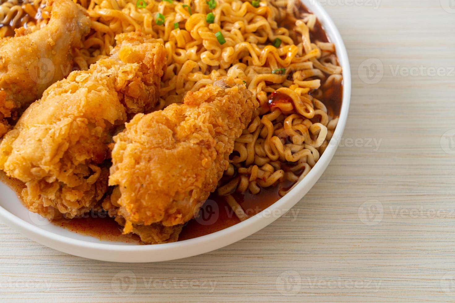 tagliatelle istantanee coreane con pollo fritto o ramyeon di pollo fritto foto