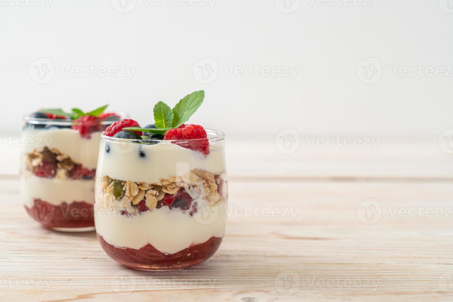 lamponi e mirtilli fatti in casa con yogurt e muesli foto