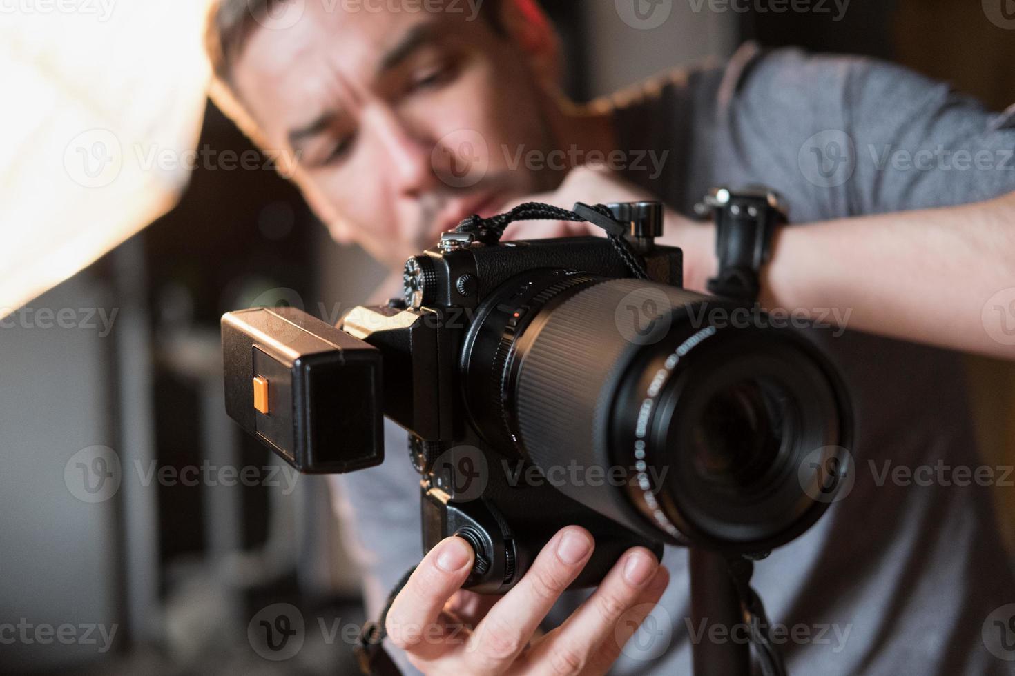 fotografo in fase di ripresa in studio foto