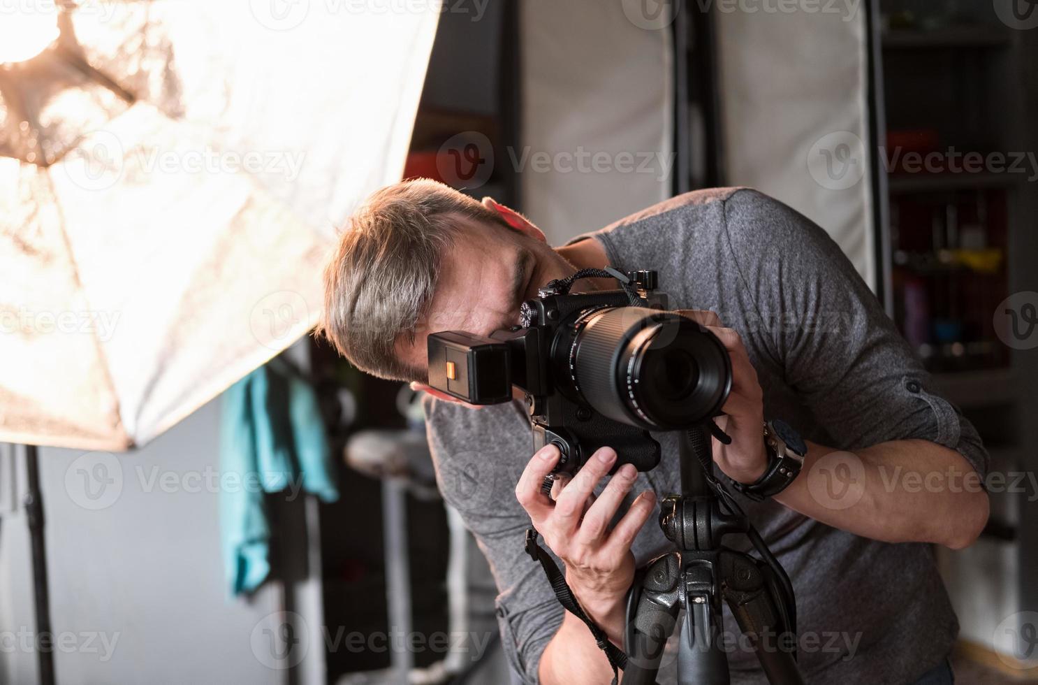 fotografo in fase di ripresa in studio foto