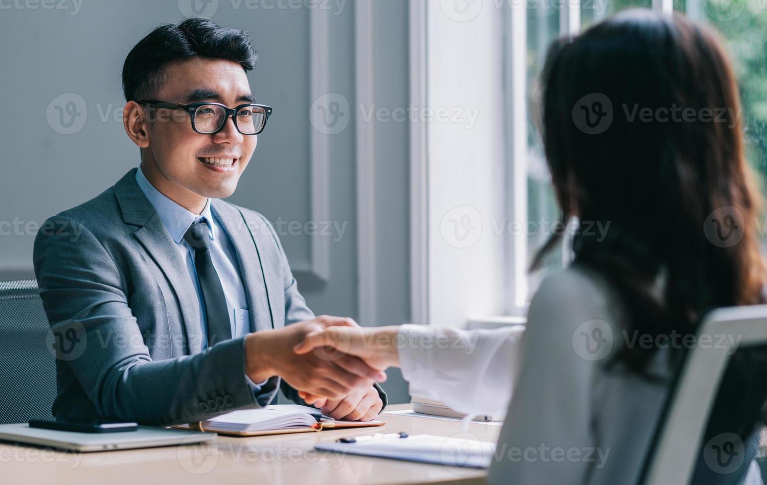 il regista asiatico sta intervistando per reclutare nuovi dipendenti foto