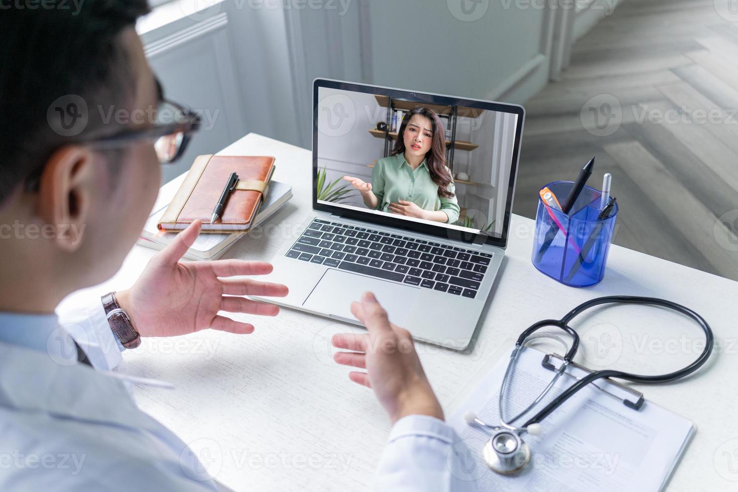 i medici asiatici sono telemedicina per i pazienti tramite videochiamata, concetto di telemedicina foto