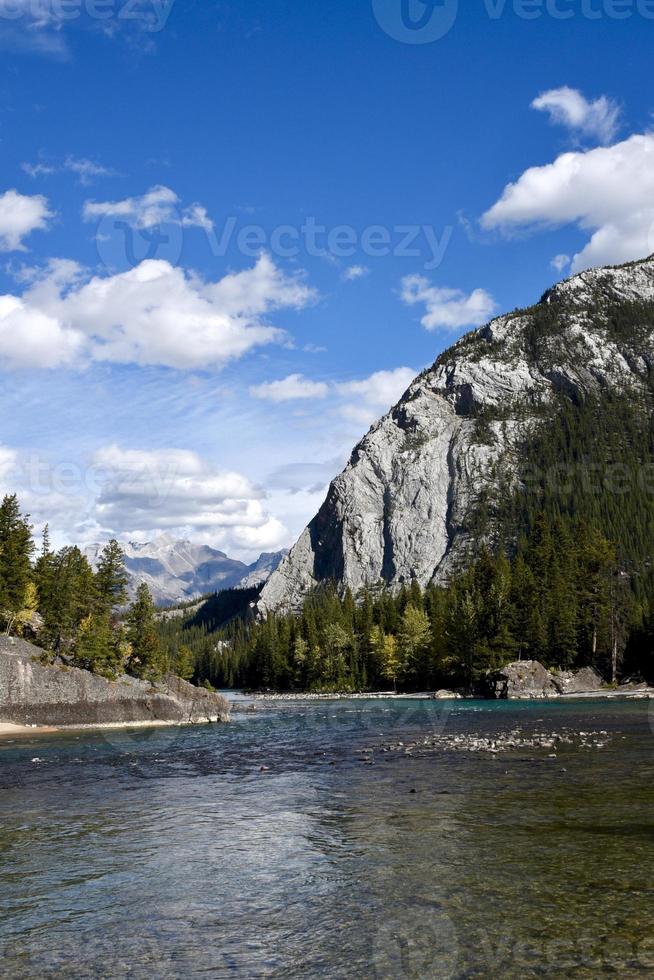 il fiume di prua a Banff, Alberta, sotto un cielo pieno di nuvole blu foto