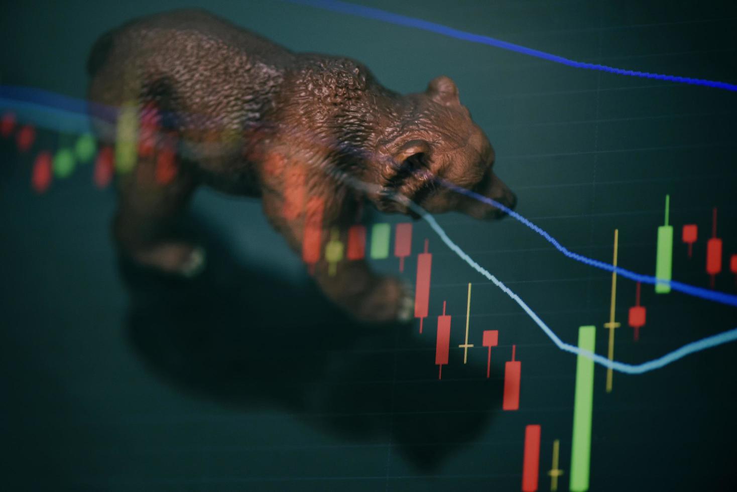 guerra stock trading toro e orso concetto di mercato con grafico azionario crisi prezzo rosso freccia giù grafico caduta, mercato azionario orso finanza rischio tendenza investimento affari e denaro perdita economica foto