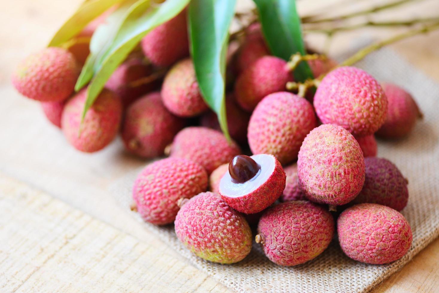 tavola di legno di litchi fresca dall'estate della frutta tropicale dell'albero in tailandia foto