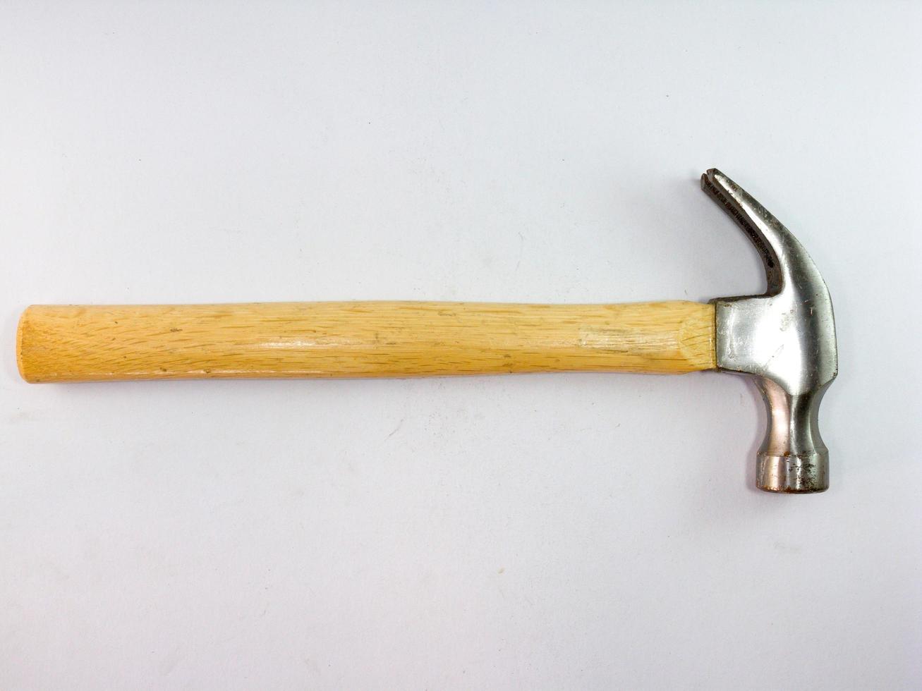 manico in legno martello in acciaio su sfondo bianco foto