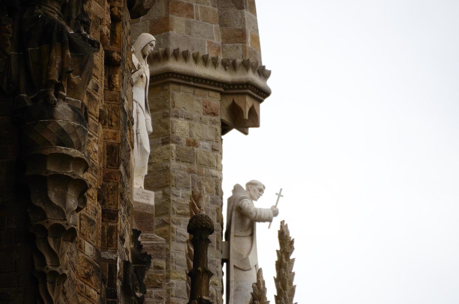 figure sulla torre della cattedrale di barcellona foto