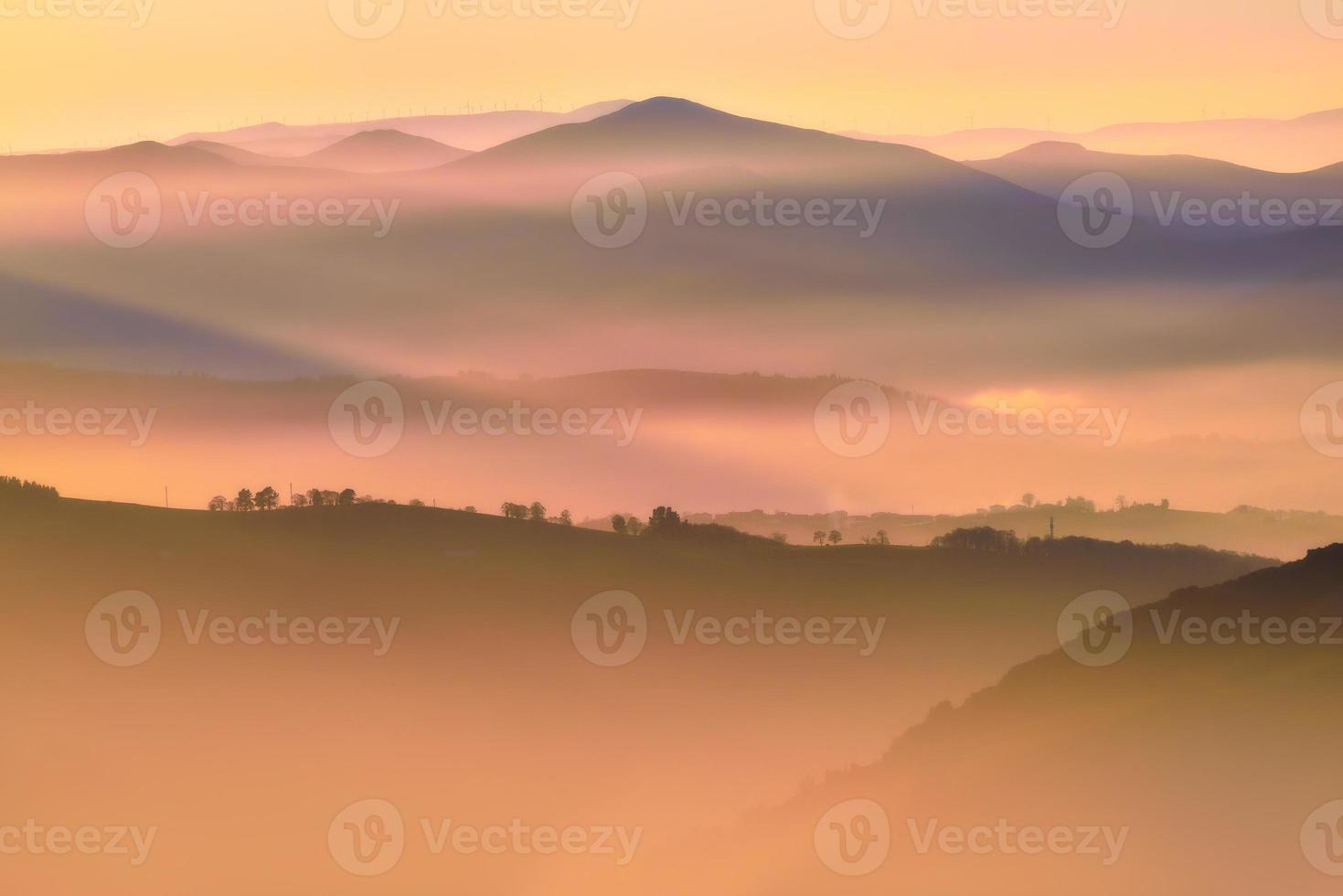 caldo paesaggio di montagna al tramonto foto