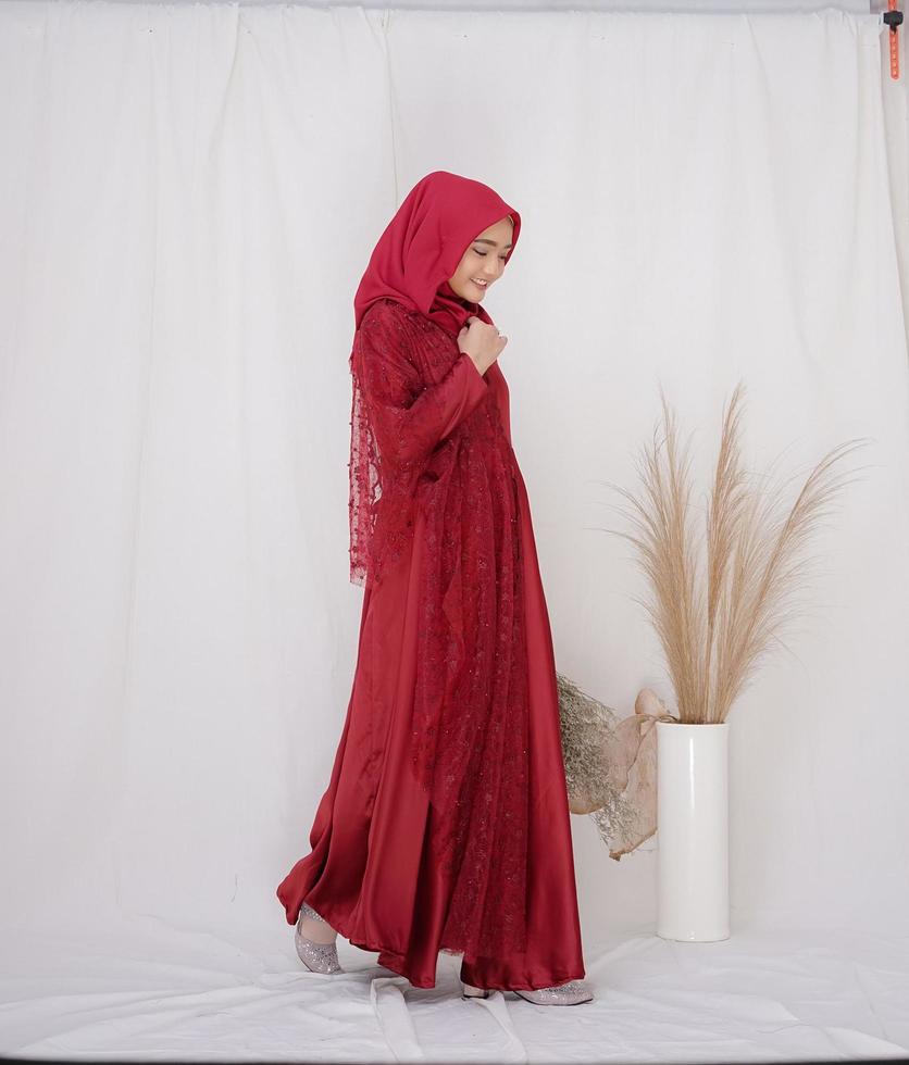bellissimo modello femminile islamico che indossa la moda hijab, un vestito di stile di vita moderno per donna musulmana. concetto un abito da sposa, bellezza o eidul fitri. una modella asiatica che indossa l'hijab durante un servizio fotografico al coperto foto