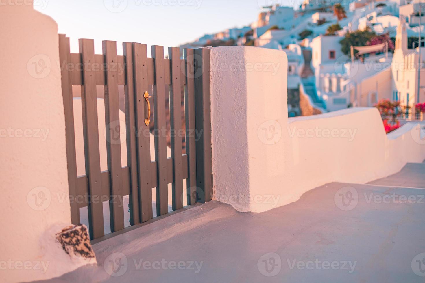 fantastico sfondo di viaggio, paesaggio urbano di santorini. porta o cancello in legno con scale e architettura bianca sotto la luce del sole. idilliaco concetto di vacanza estiva vacanza. meravigliose vibrazioni di lusso estive foto