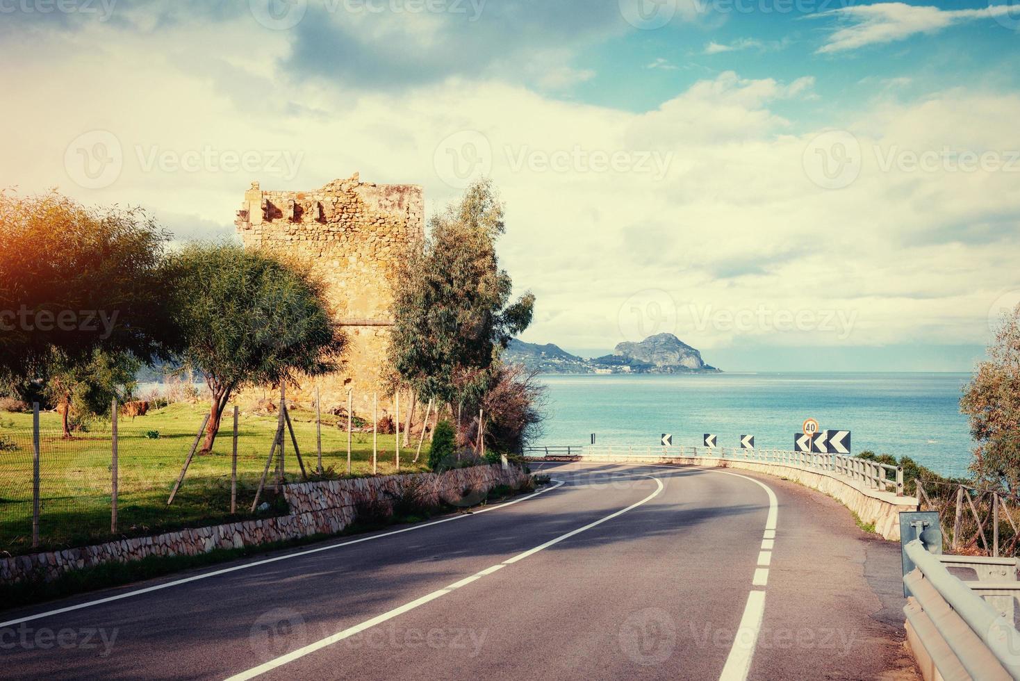 strada asfaltata lungo il mare al tramonto foto