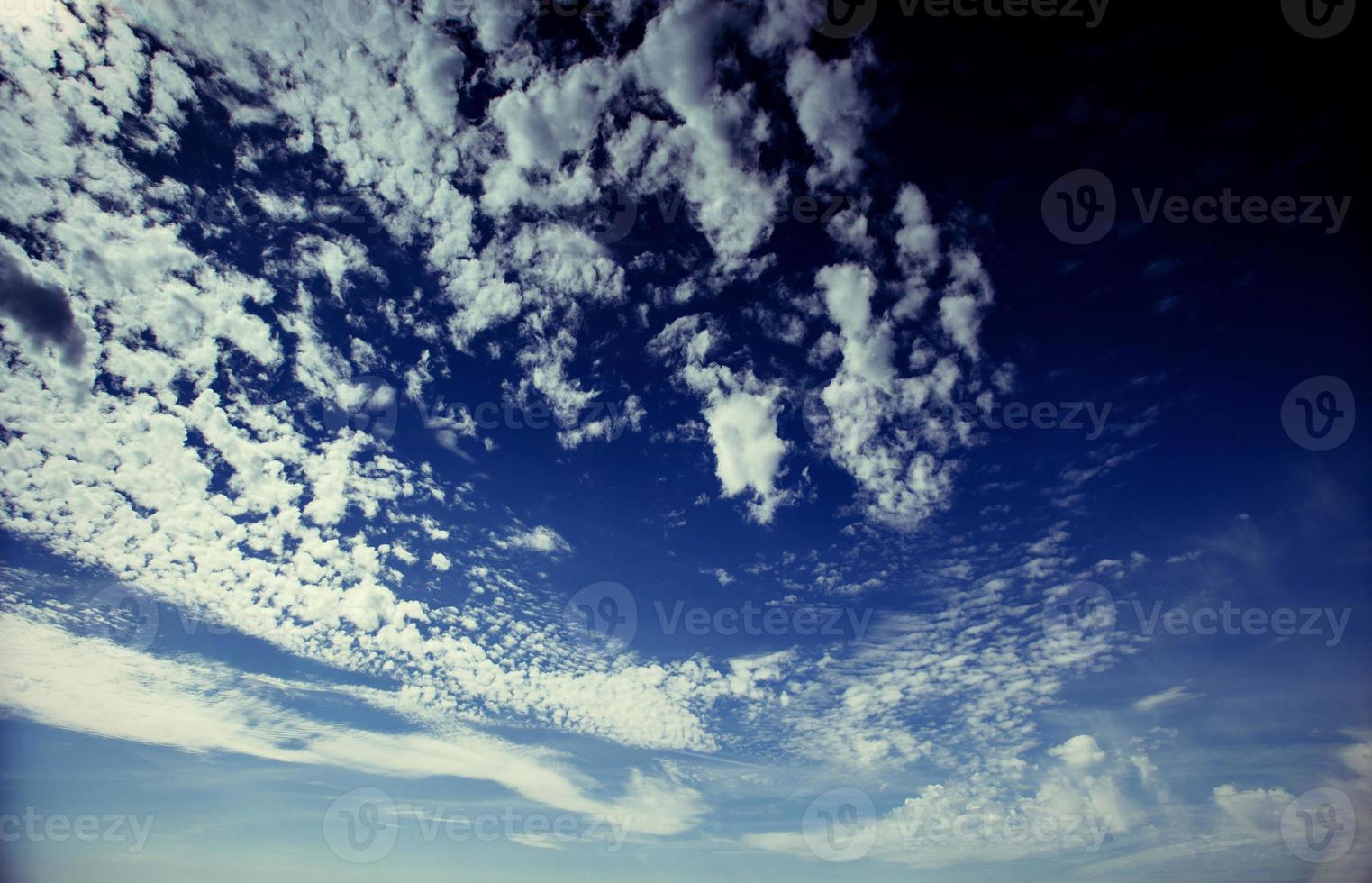 paesaggio estivo belle nubi cumuliformi. carpazi, ucraina, europa foto