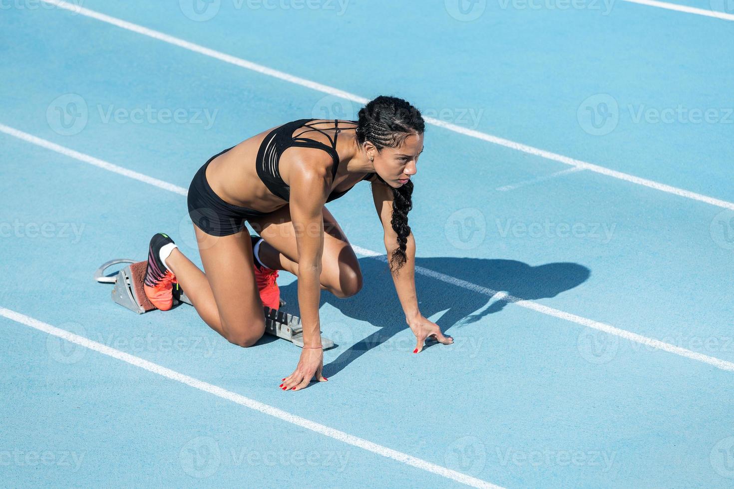 donna atleta in posizione di partenza foto