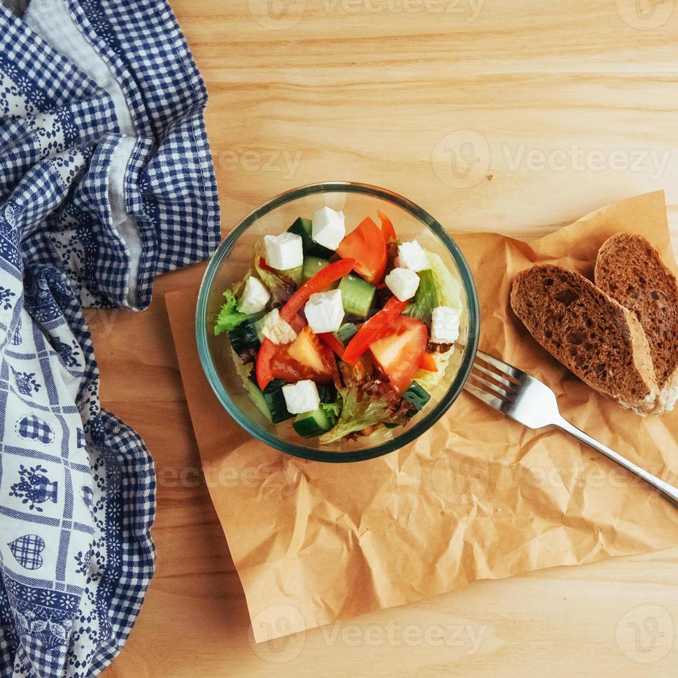 insalata greca con verdure fresche, feta e olive foto