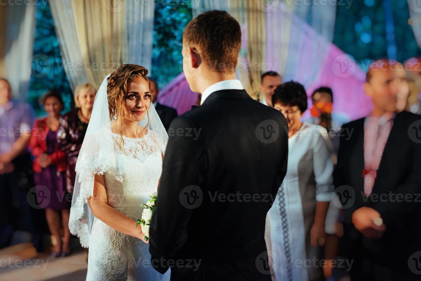 felici sposi al loro primo ballo, matrimonio foto