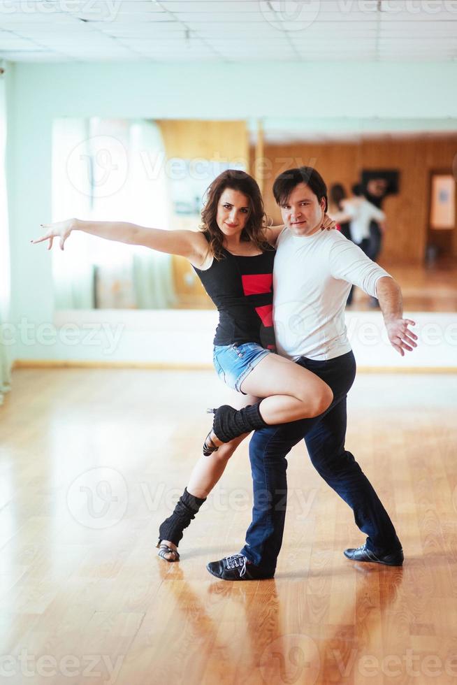 bella coppia di artisti professionisti che ballano balli appassionati foto