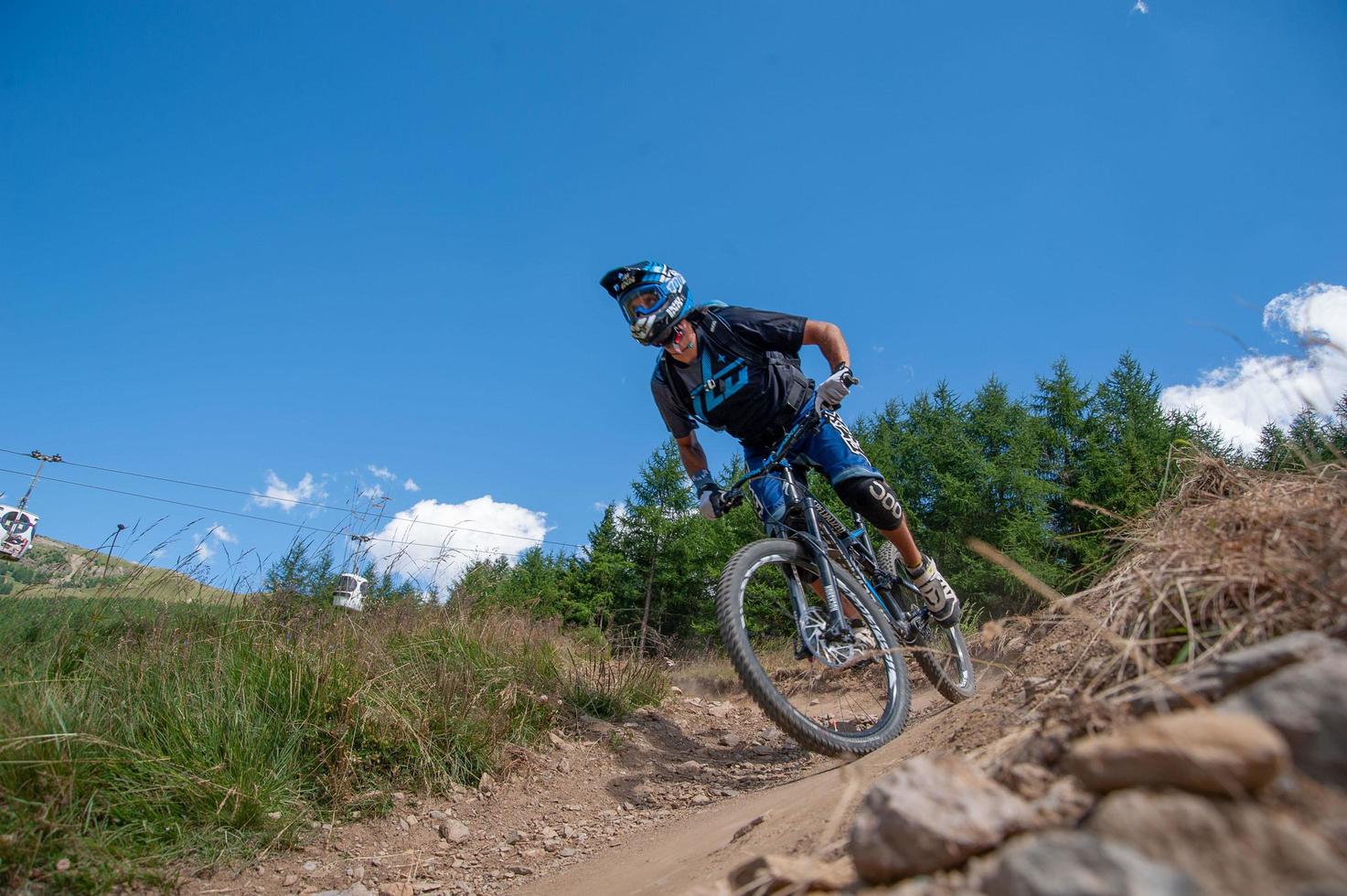 livigno italia 27 luglio 2015 la pista da sci in estate viene utilizzata per discese estreme in bici fino a foto