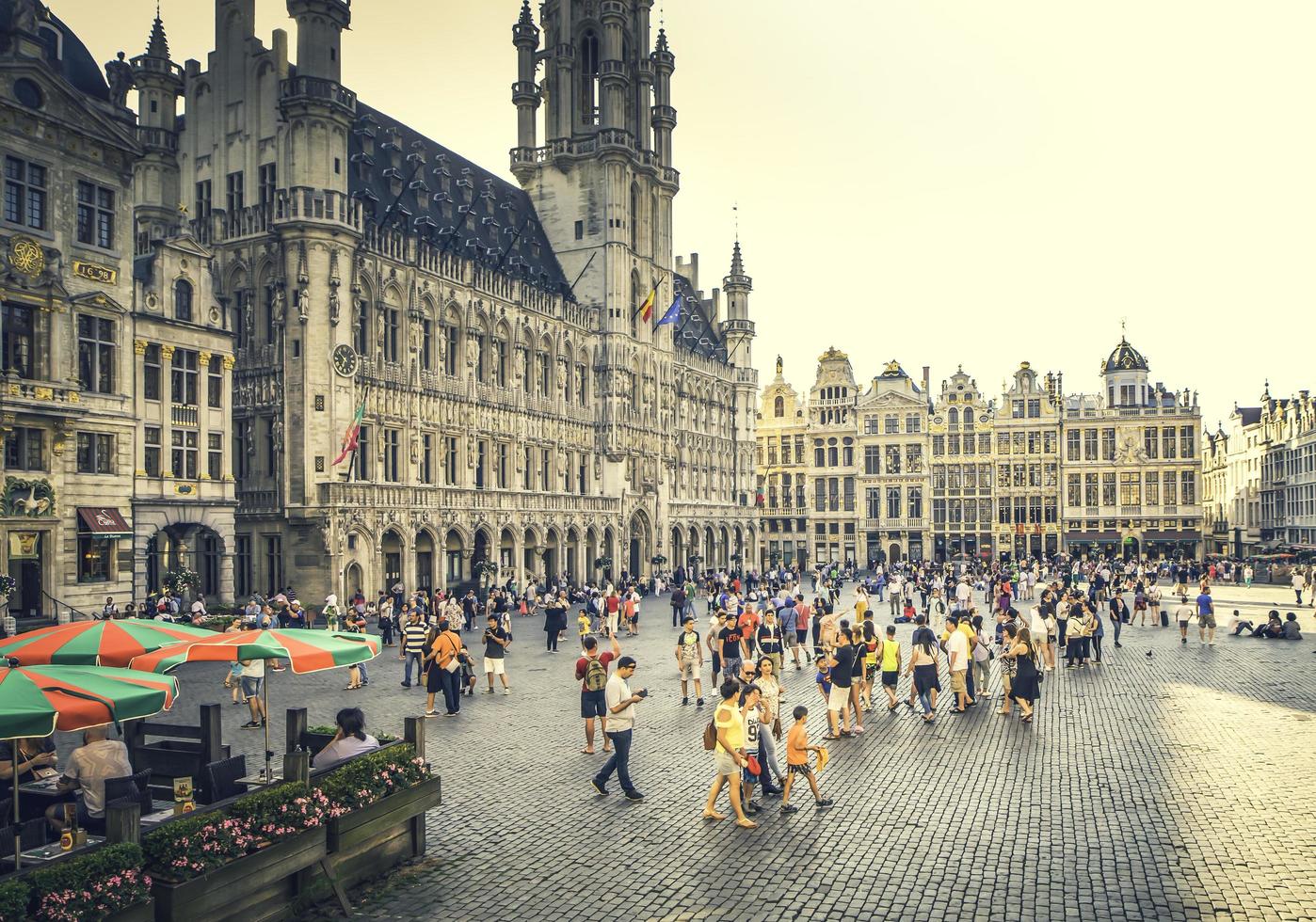brugge, belgio, 2019 - piazza con turisti nel centro della città foto
