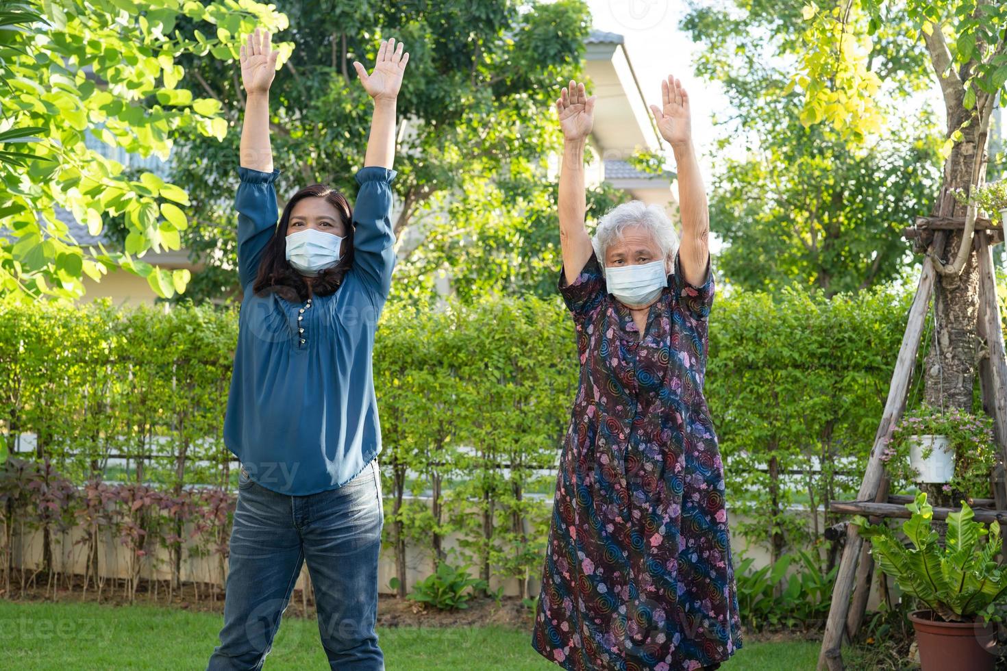 asiatico anziano o anziana signora anziana esercizio paziente con felice fresco godere nel parco, sano forte concetto medico foto