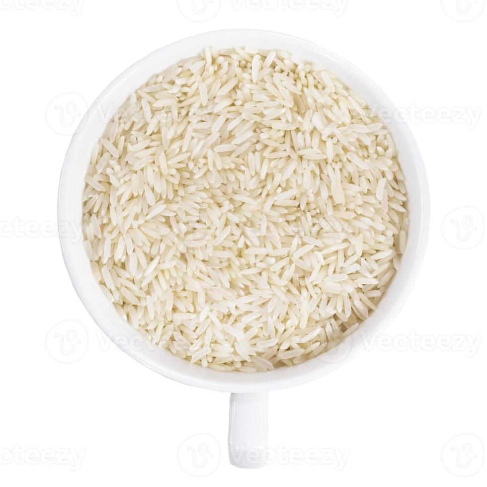 chicco di riso in ciotola di ceramica su sfondo bianco. foto