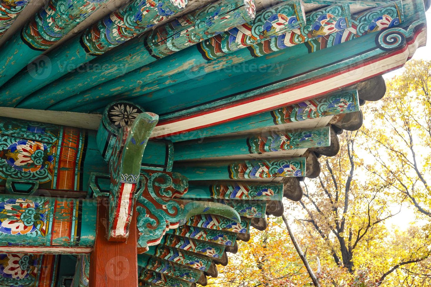 tetto colorato di un padiglione nel parco del palazzo changdeokgung a seoul, corea del sud, asia foto