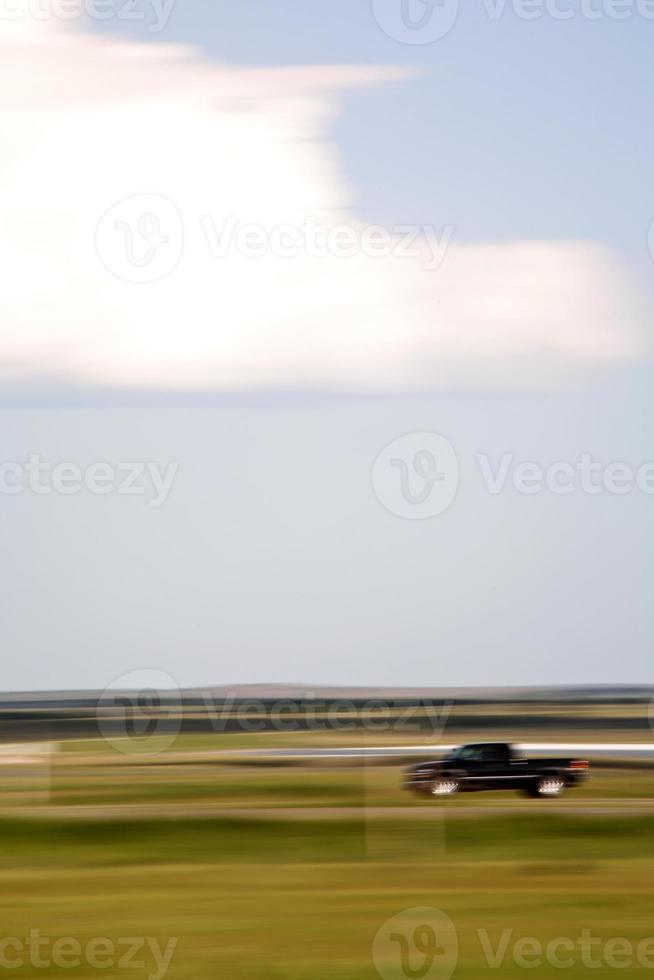 auto sfocata che accelera su un'autostrada del saskatchewan foto