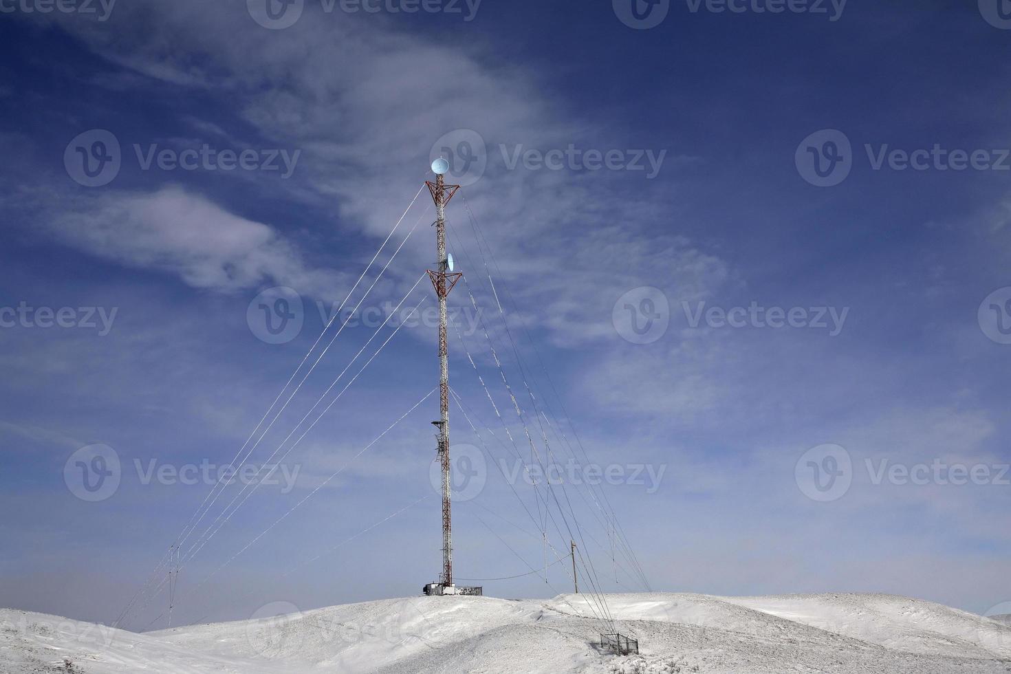 torre a microonde in una giornata invernale foto