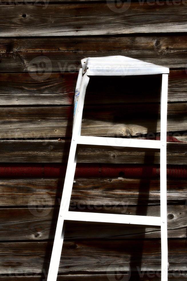 scala in alluminio contro il vecchio garage nel saskatchewan foto