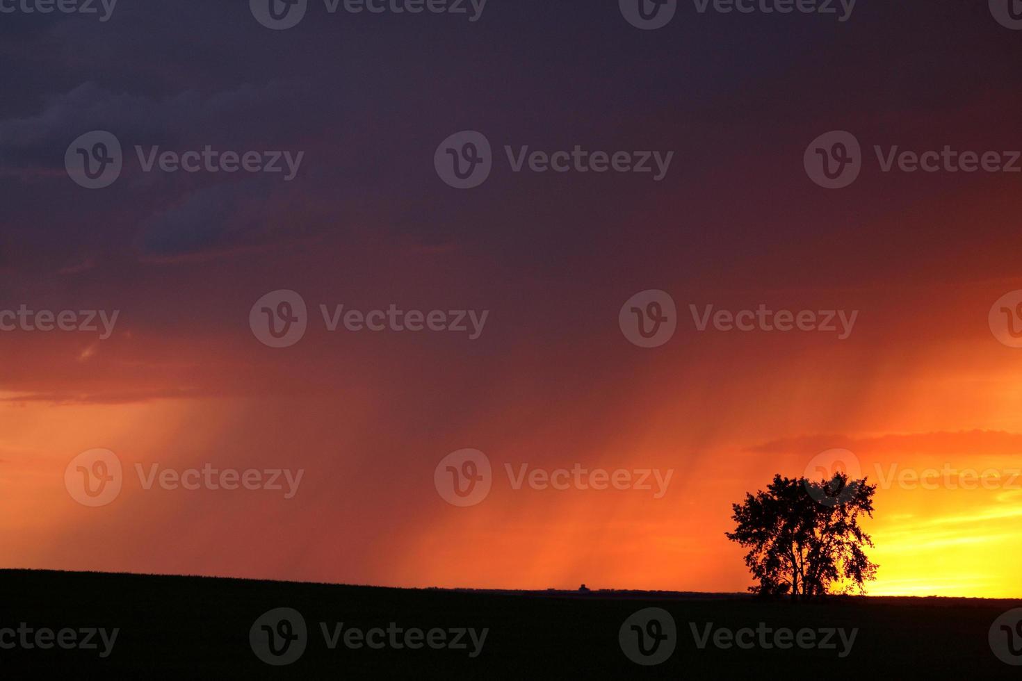 tramonto con pioggia nel pittoresco saskatchewan foto