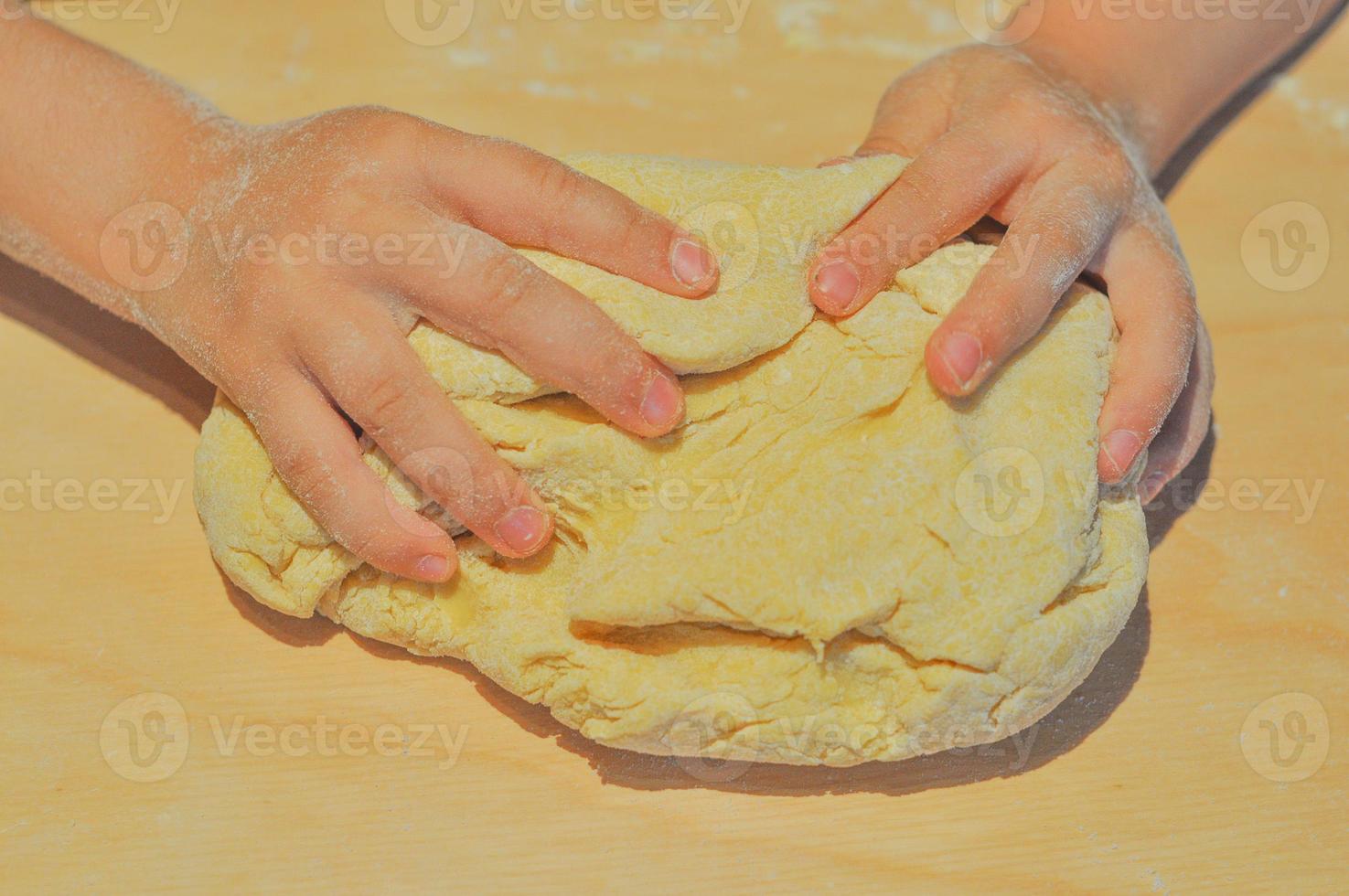 si producono gli agnolotti tipici della regione piemontese foto