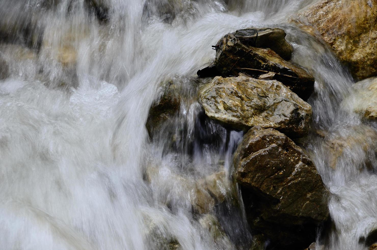 acqua e pietre foto