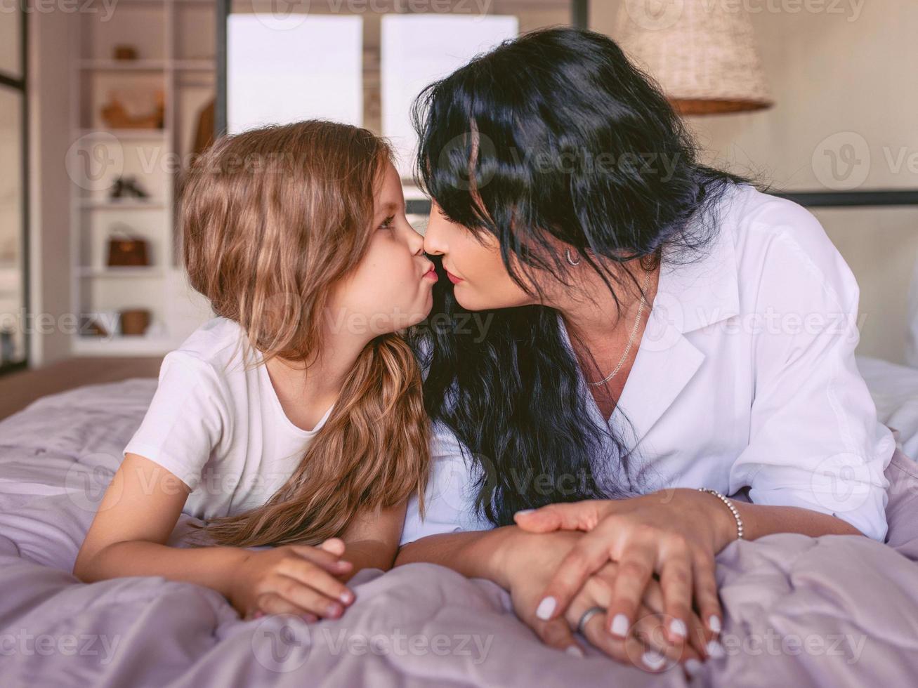 madre e figlia allegra e bella insieme nella camera da letto. concetto di interni, famiglia, amore, supporto, mamma e figlia. foto