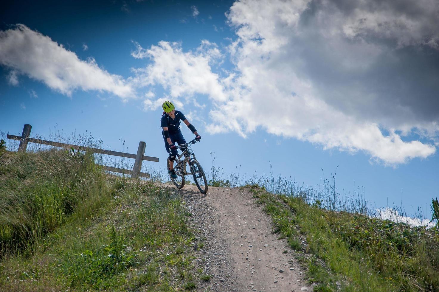 livigno italia 27 luglio 2015 la pista da sci in estate viene utilizzata per discese estreme in bicicletta fino a livigno foto