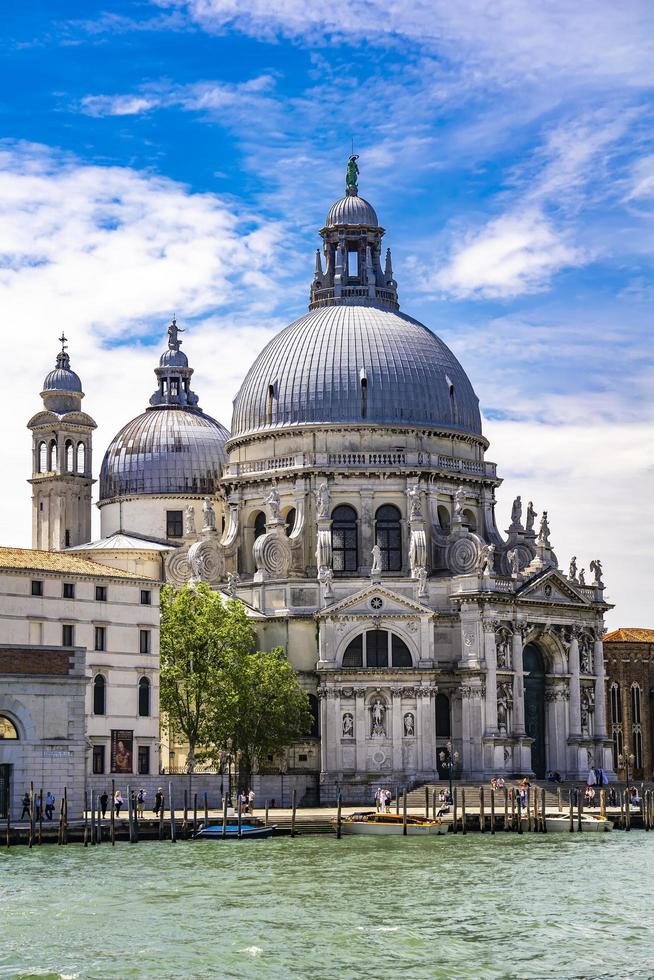 venezia, italia, 2019 - vista alla basilica di santa maria della salute a venezia, italia. è una chiesa cattolica romana consacrata nel 1681. foto