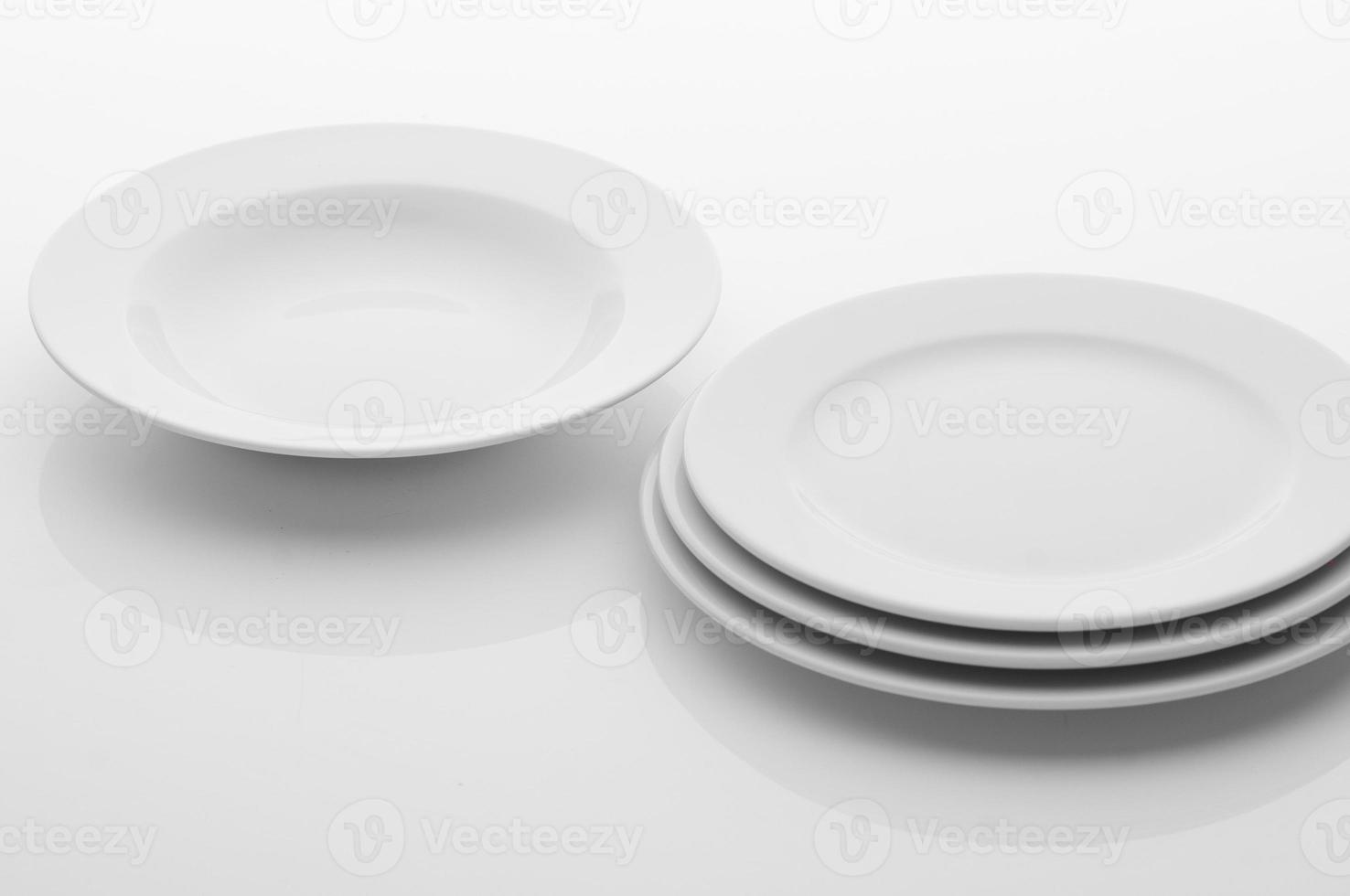 utensili da cucina e da ristorante, piatti, su sfondo chiaro foto